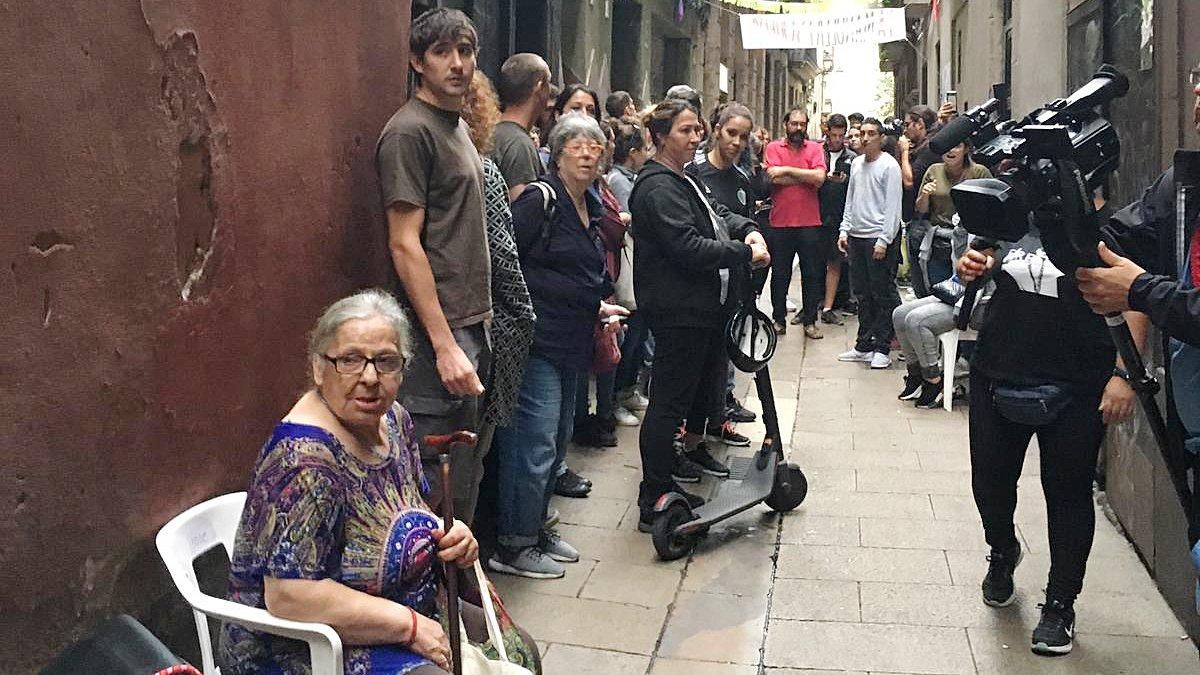 Manuela, sentada a pie de calle, ante la amenaza de desahucio. Manuela, sentada a pie de calle, ante la amenaza de desahucio.