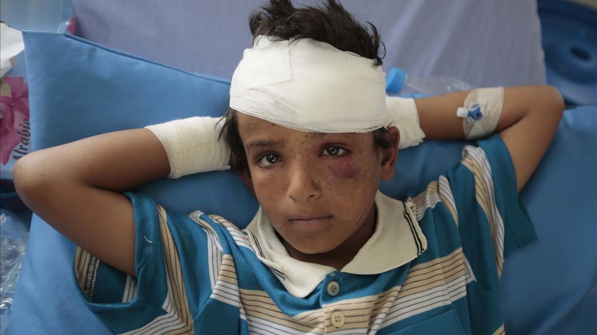 Un niño herido tras un ataque aéreo de la coalición liderada por Arabia Saudí.