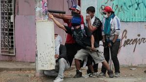 Un grupo de manifestantes se enfrentan a la policía en Managua.