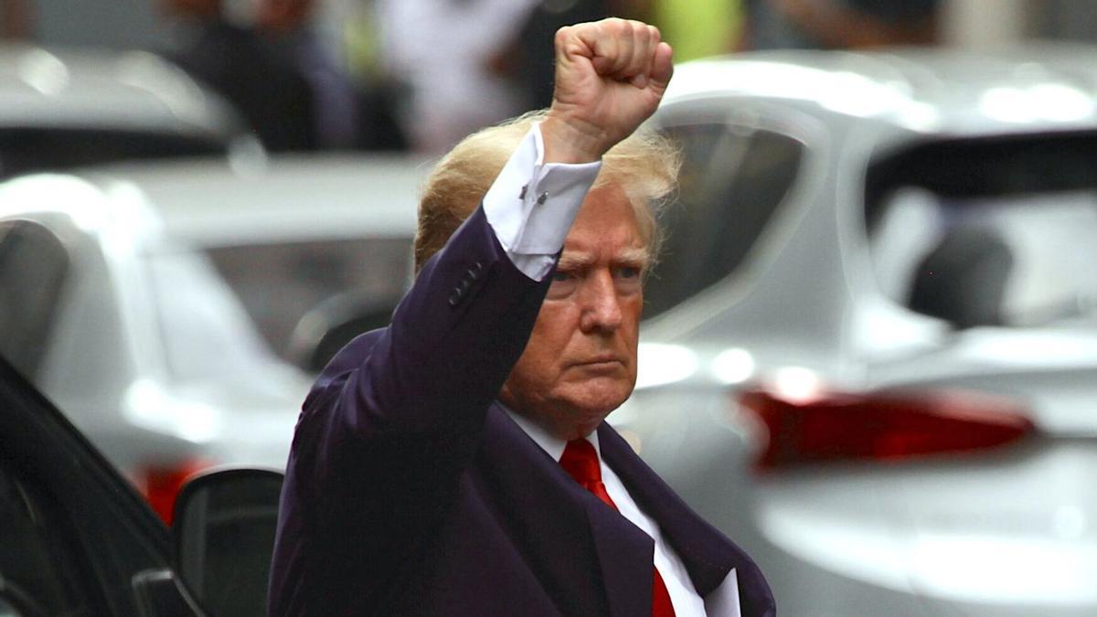 Donald Trump saliendo de la Trump Tower con el puño en alto el pasado miércoles