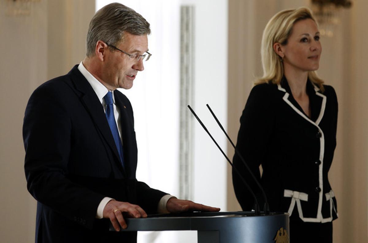 El presidente alemán, Christian Wulff, acompañado por su esposa, durante el anuncio de su dimisión, este viernes, en Berlín.