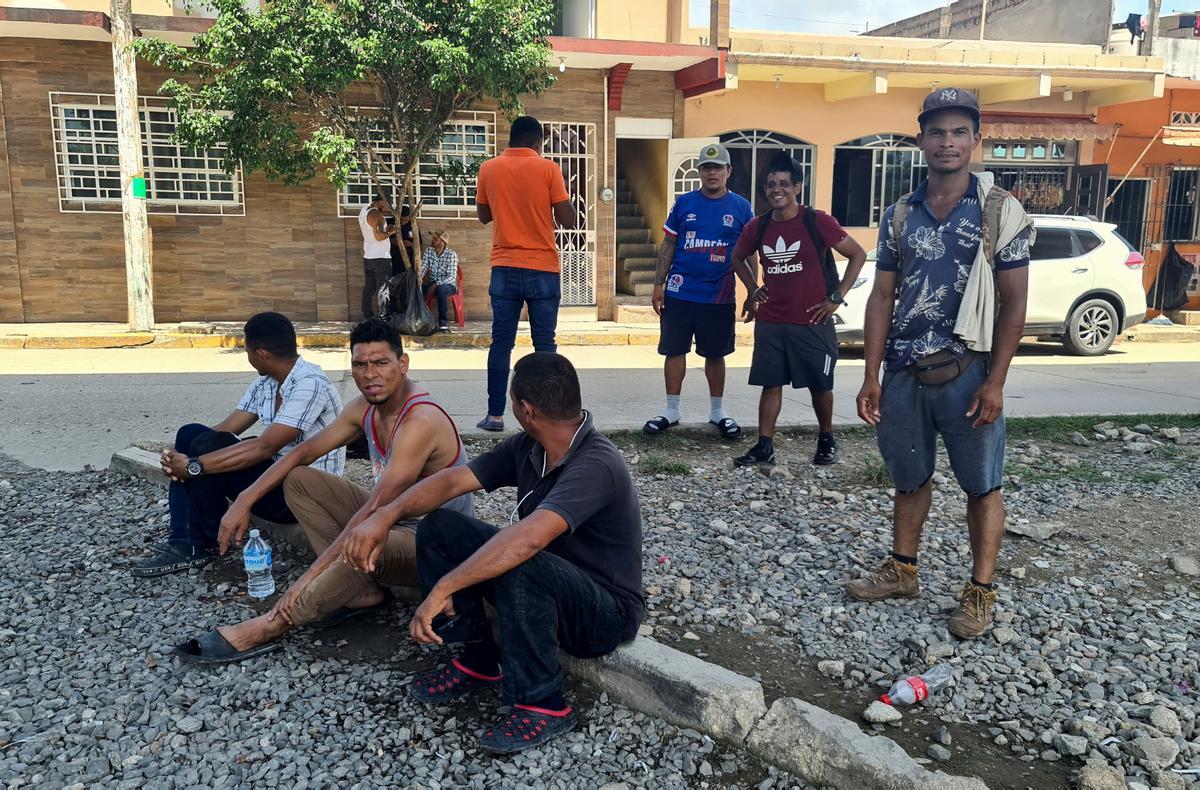 Migrantes de Centroamérica descansan en la ciudad mexicana de Coatzacoalcos, antes de proseguir su camino hacia EEUU.