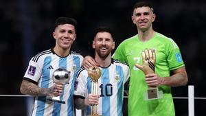 Messi, Emiliano Martínez y Enzo Fernández con los premios a MVP, Mejor portero y Mejor Joven del Mundial.
