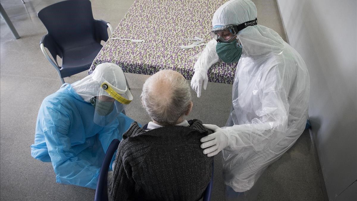 Traslado de pacientes infectados de covid-19 en una residencia geriátrica de Barcelona, el pasado 17 de abril.
