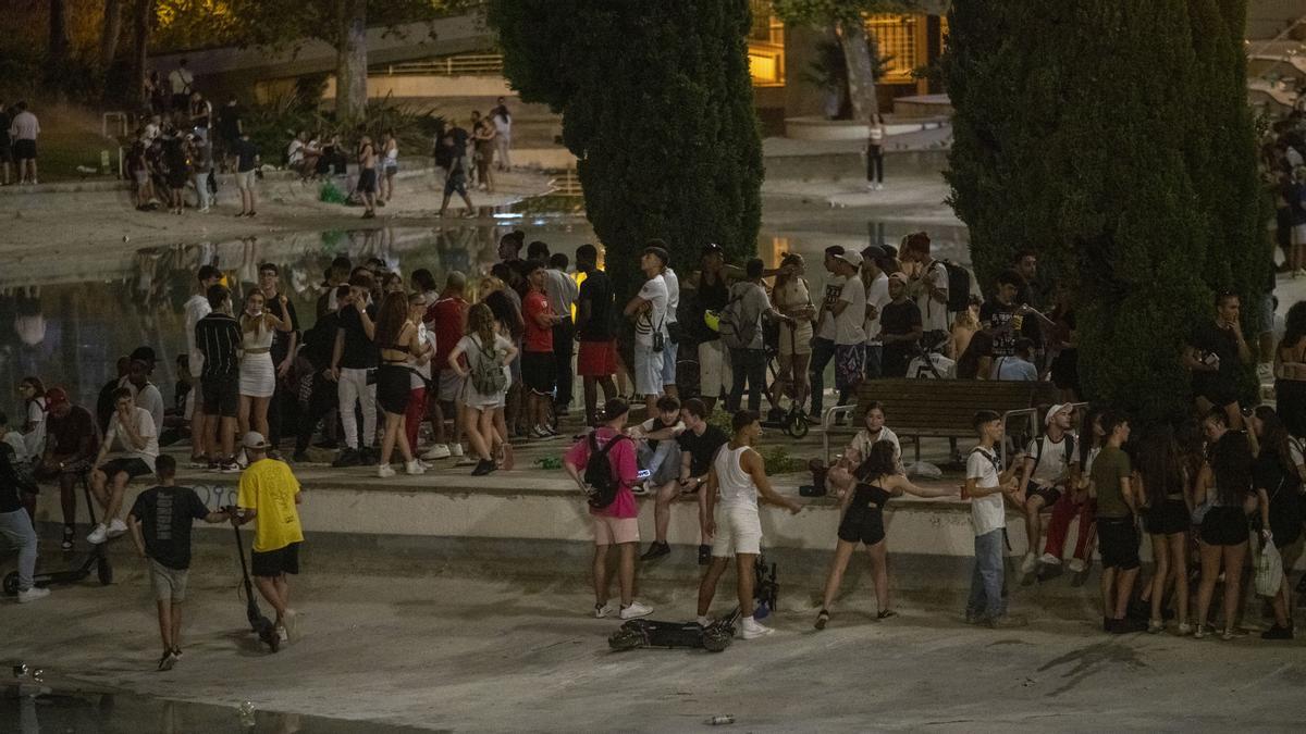 El ayuntamiento hace una llamada al orden ante los botellones por las  fiestas de Sants