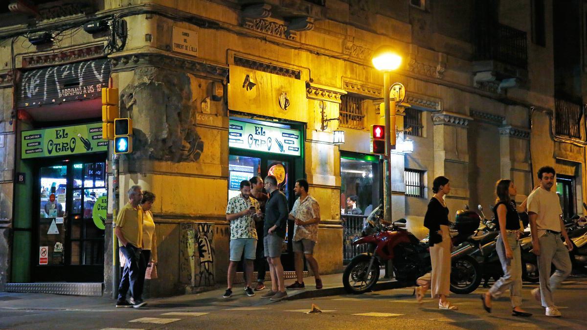 Exterior del bar El Otro, en Torrent de l’Olla, esquina con Travessera de Gràcia, el pasado sábado por la noche.