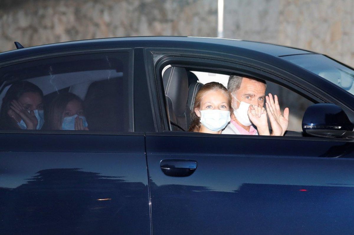 Felipe y Leonor saludan a su llegada a Palma. En el asiento trasero, Letizia y Sofía. Felipe y Leonor saludan a su llegada a Palma. En el asiento trasero, Letizia y Sofía.
