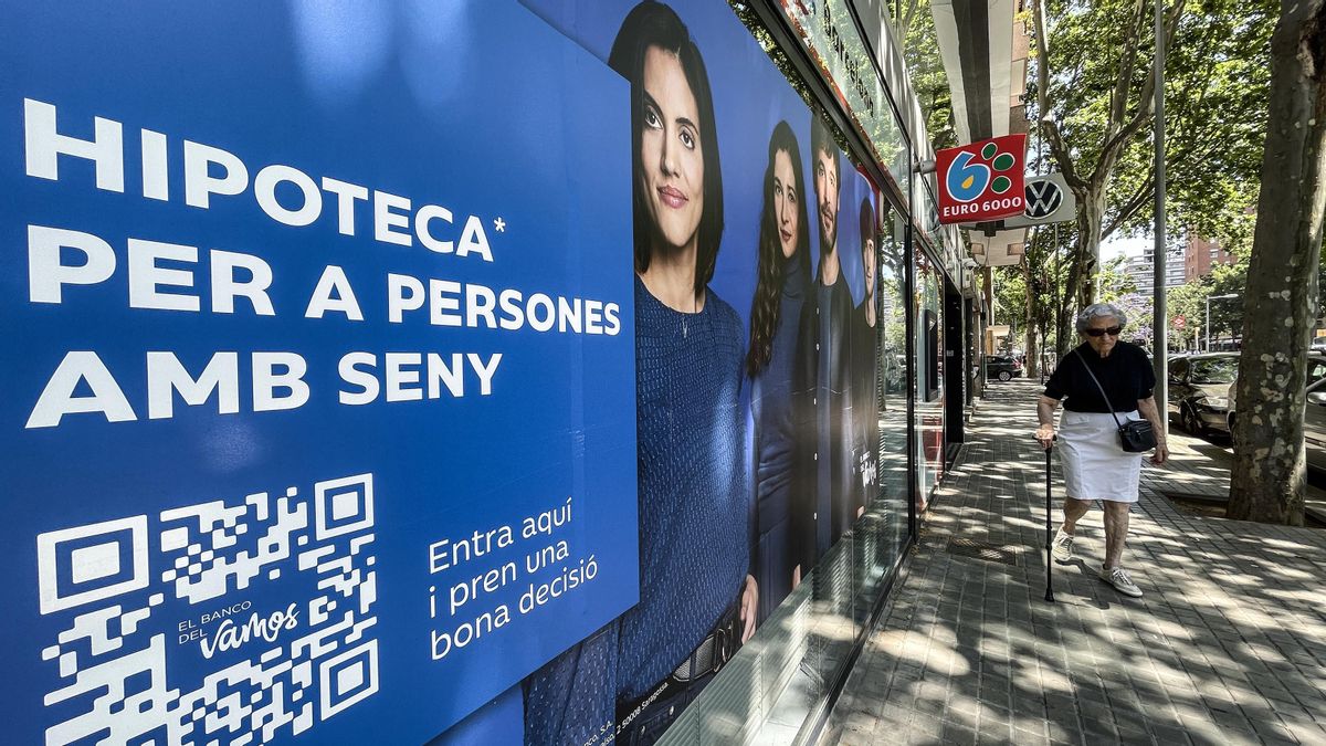 Publicidad sobre hipotecas en la fachada de una oficina bancaria en Barcelona. Publicidad sobre hipotecas en la fachada de una oficina bancaria en Barcelona.