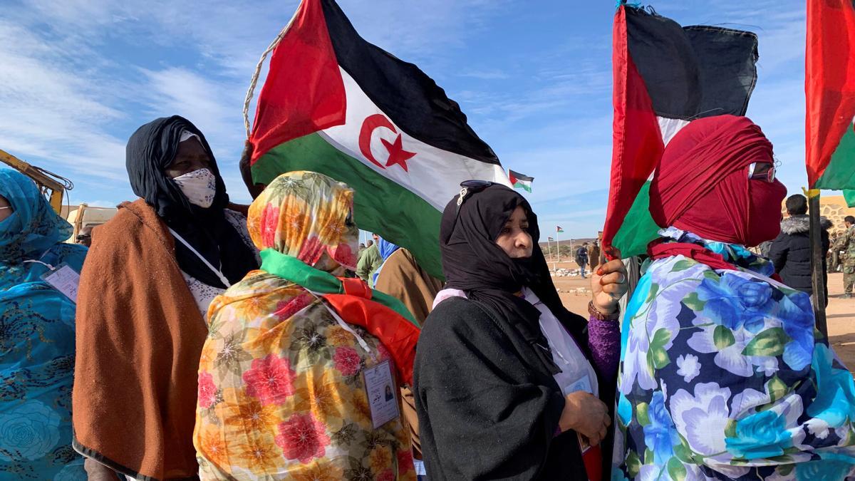 Varias mujeres acuden al XV Congreso del Frente Polisario, celebrado en la región liberada de Tifariti. 