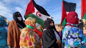 Varias mujeres acuden al XV Congreso del Frente Polisario, celebrado en la región liberada de Tifariti. 
