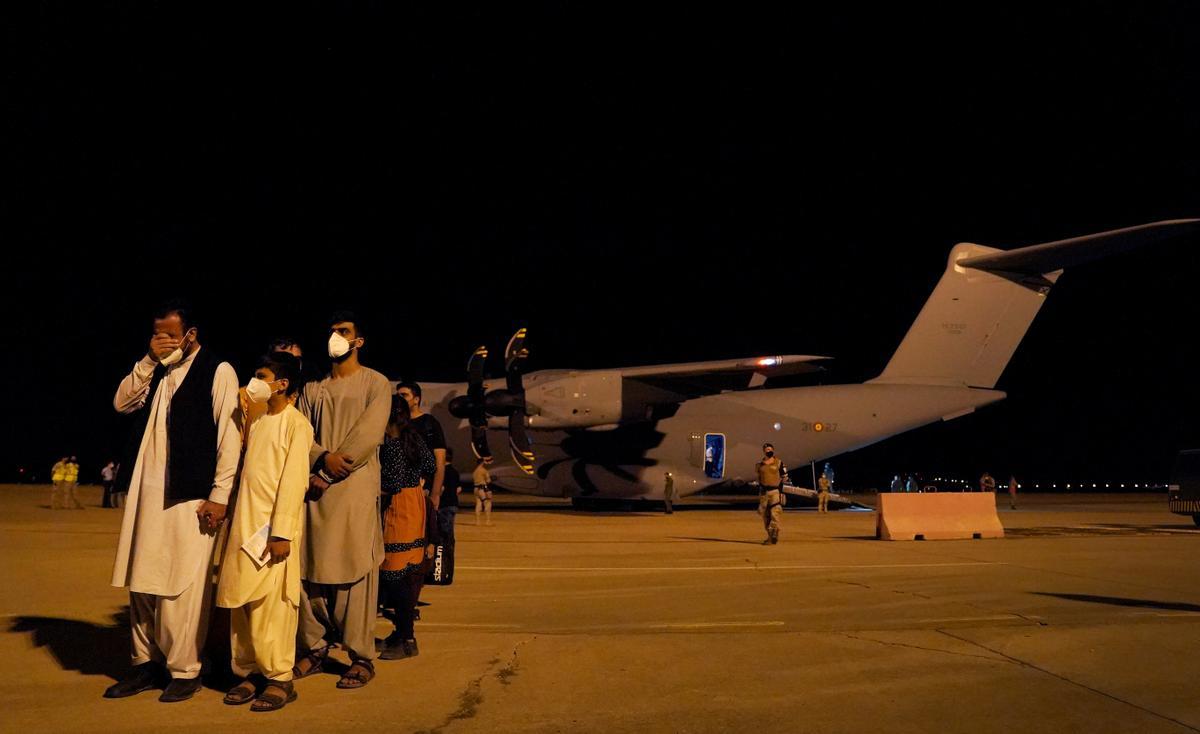 Llega a Madrid la primera tanda de españoles y afganos evacuados de Kabul