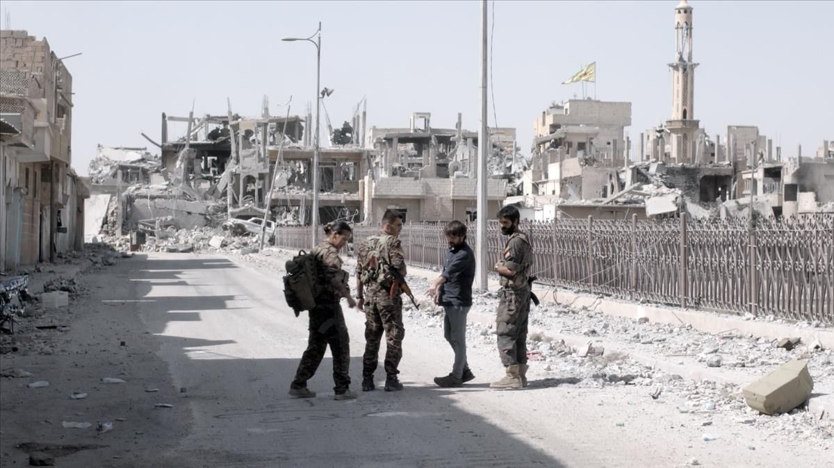 Évole, en la ciudad de Raqqa, en una imagen de ’Salvados’. Évole, en la ciudad de Raqqa, en una imagen de ’Salvados’.