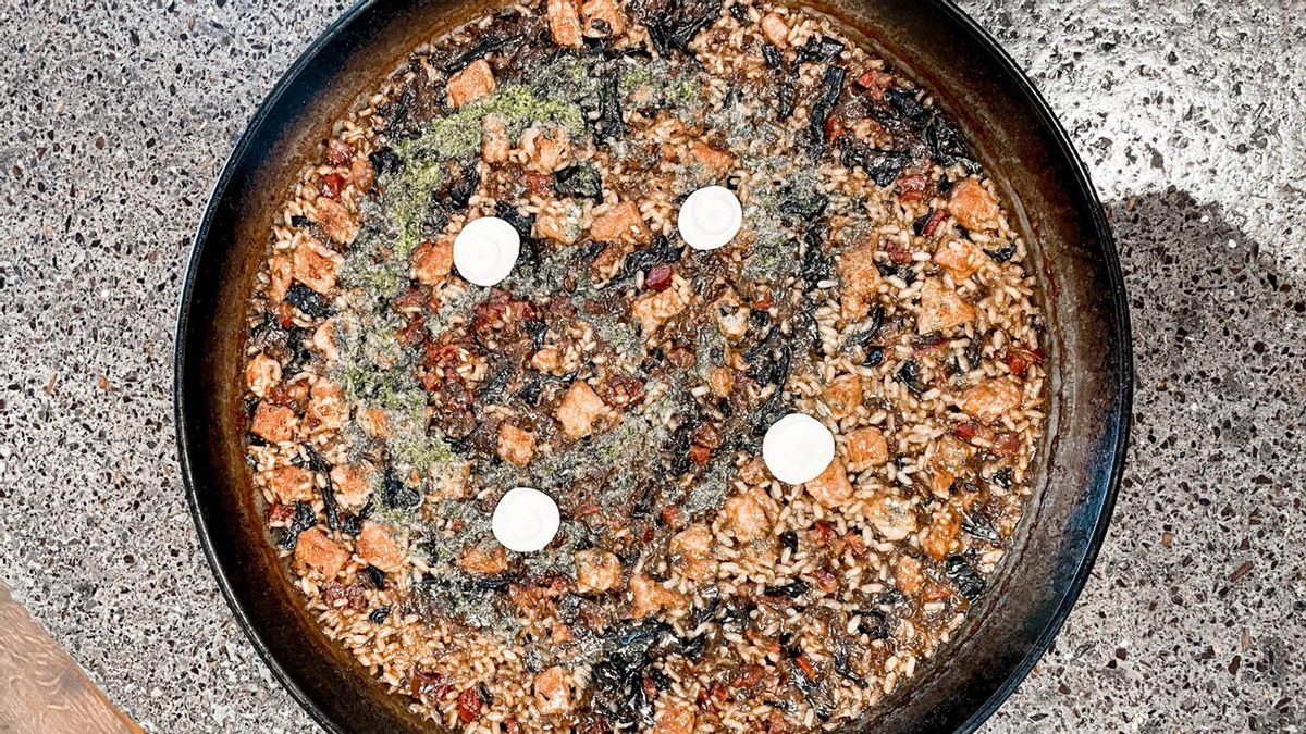 Arroz de secreto ibérico con trompetas de la muerte del restaurante Bar Mono. Arroz de secreto ibérico con trompetas de la muerte del restaurante Bar Mono.