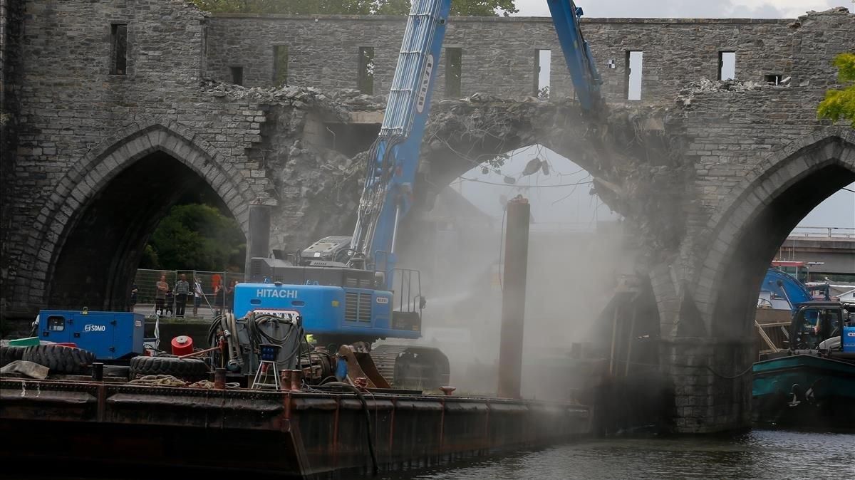 La demolición del puente. La demolición del puente.