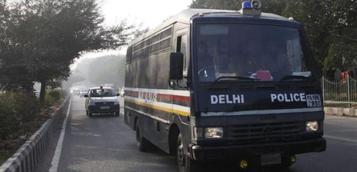 Un autobús de la policía abandona con los acusados el tribunal de Nueva Delhi, este lunes. Un autobús de la policía abandona con los acusados el tribunal de Nueva Delhi, este lunes.