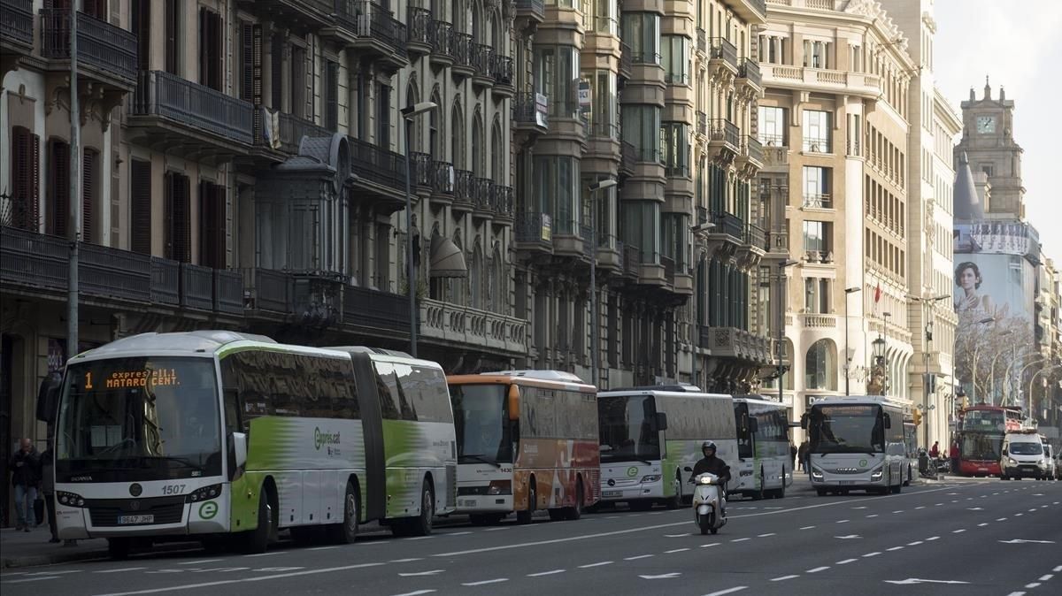 Cola de autobuses en la terminal callejera de la Ronda de la Universitat, en una foto del 2017. Cola de autobuses en la terminal callejera de la Ronda de la Universitat, en una foto del 2017.
