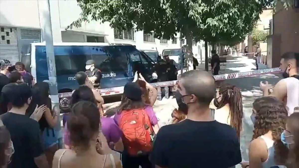 Vecinos y agentes de los ’mossos’ durante el desahucio. Vecinos y agentes de los ’mossos’ durante el desahucio.
