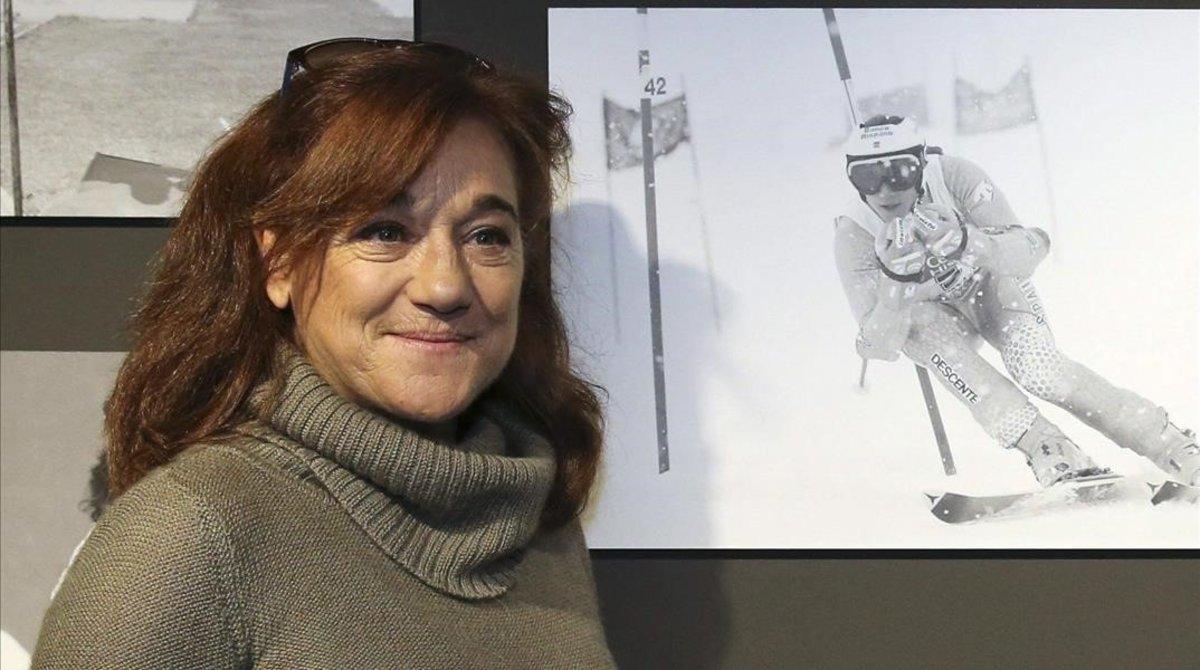 Blanca Fernández Ochoa contempla, en el 2014, una imagen suya de joven esquiando con el equipo olímpico español.
