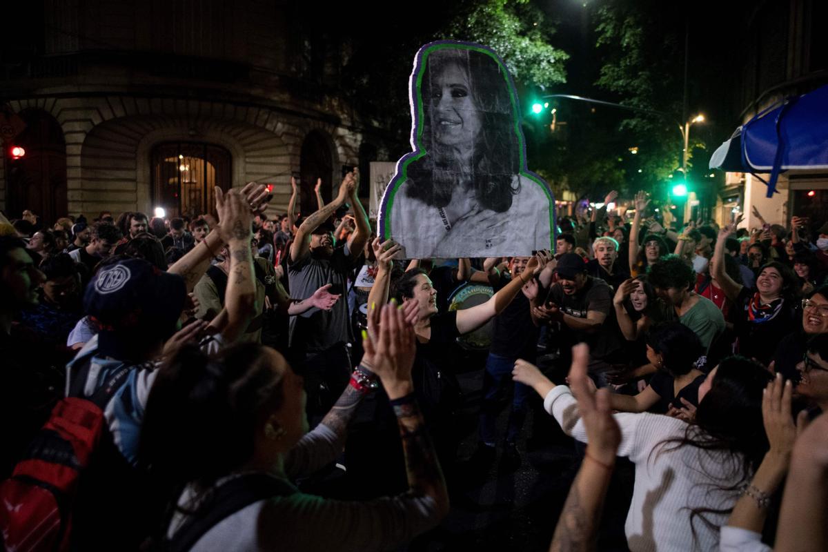 Simpatizantes de Cristina Fernández de Kirchner muestran su apoyo frente a su casa, este jueves en Buenos Aires. Simpatizantes de Cristina Fernández de Kirchner muestran su apoyo frente a su casa, este jueves en Buenos Aires.
