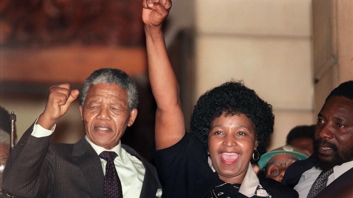 Winnie Mandela (derecha) junto a su exesposo, Nelson Mandela, en una imagen de archivo, en 1990, cuando el líder del ANC fue excarcelado. Winnie Mandela (derecha) junto a su exesposo, Nelson Mandela, en una imagen de archivo, en 1990, cuando el líder del ANC fue excarcelado.