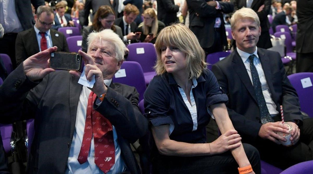 Stanley, Rachel y Jo Johnson esperan el anuncio de que Boris Johnson ha sido elegido líder del Partido Conservador, 23 Julio 2019 Stanley, Rachel y Jo Johnson esperan el anuncio de que Boris Johnson ha sido elegido líder del Partido Conservador, 23 Julio 2019