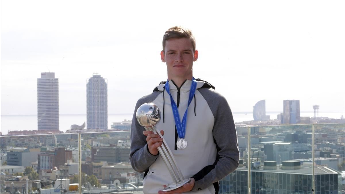 Sergio Gómez posa con el Balón de Plata como segundo mejor jugador del mundo juvenil que logró en la India. Sergio Gómez posa con el Balón de Plata como segundo mejor jugador del mundo juvenil que logró en la India.