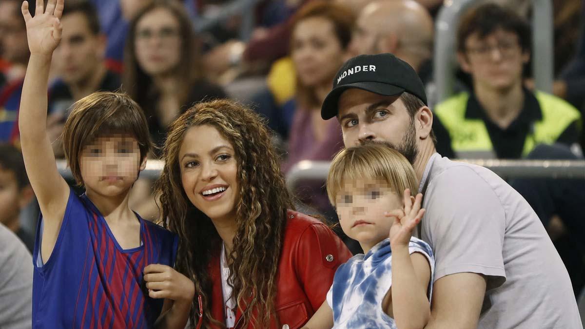 Shakira y Gerard Piqué, acompañados de sus hijos, Milán (izquierda) y Sasha, en un partido de baloncesto, en marzo del 2019.