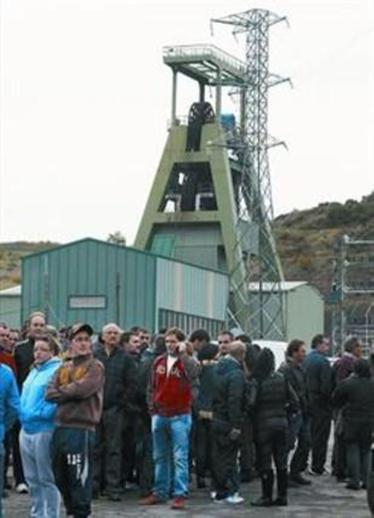 Compañeros, familiares, amigos y vecinos de las víctimas, reunidos en la mina de León, ayer. Compañeros, familiares, amigos y vecinos de las víctimas, reunidos en la mina de León, ayer.