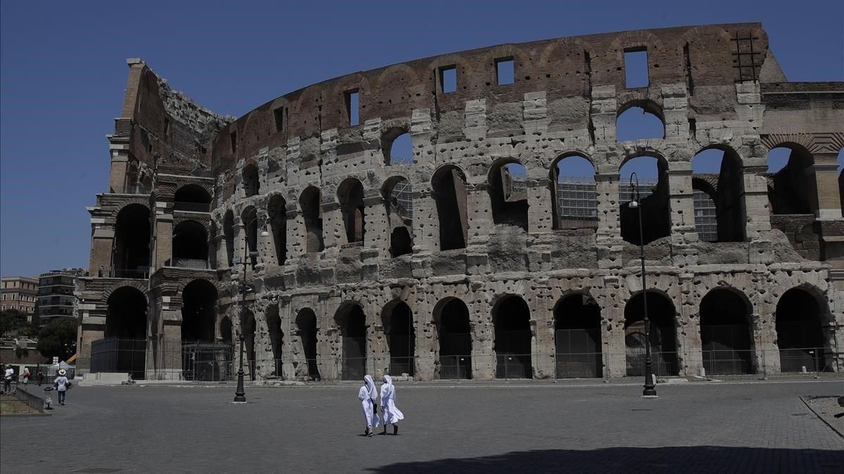 Dos monjas caminan frente a un Coliseo sin apenas visitantes, el pasado sábado. Dos monjas caminan frente a un Coliseo sin apenas visitantes, el pasado sábado.