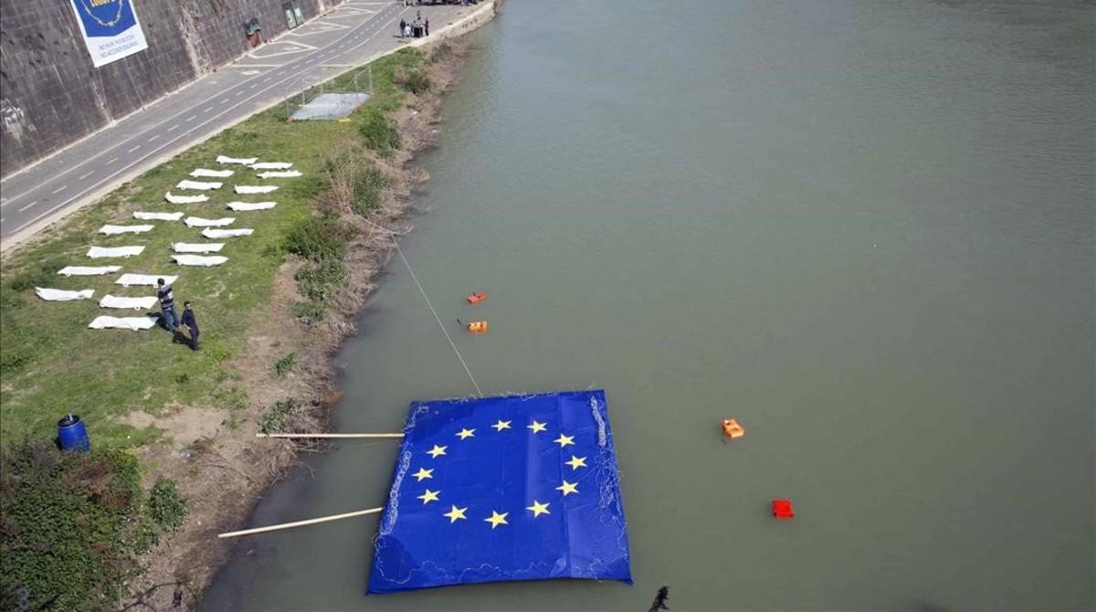 Protesta contra el trato de la UE a ñps refugiados en el río Tíber, en Roma, coincidiendo con la cumbre.