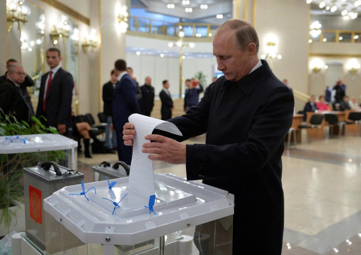 Russian President Vladimir Putin casts a ballot at a polling station during a parliamentary election in Moscow, Russia, September 18, 2016. Sputnik/Kremlin/Alexei Druzhinin via REUTERS ATTENTION EDITORS - THIS IMAGE WAS PROVIDED BY A THIRD PARTY. EDITORIAL USE ONLY.