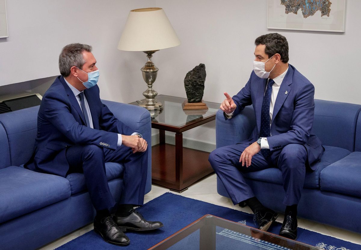 El alcalde de Sevilla y próximo candidato socialista a la Junta, Juan Espadas (i), conversa con el presidente andaluz, Juanma Moreno (d), durante su primer encuentro tras las primarias del PSOE-A, este 24 de junio en el Parlamento autonómico. El alcalde de Sevilla y próximo candidato socialista a la Junta, Juan Espadas (i), conversa con el presidente andaluz, Juanma Moreno (d), durante su primer encuentro tras las primarias del PSOE-A, este 24 de junio en el Parlamento autonómico.