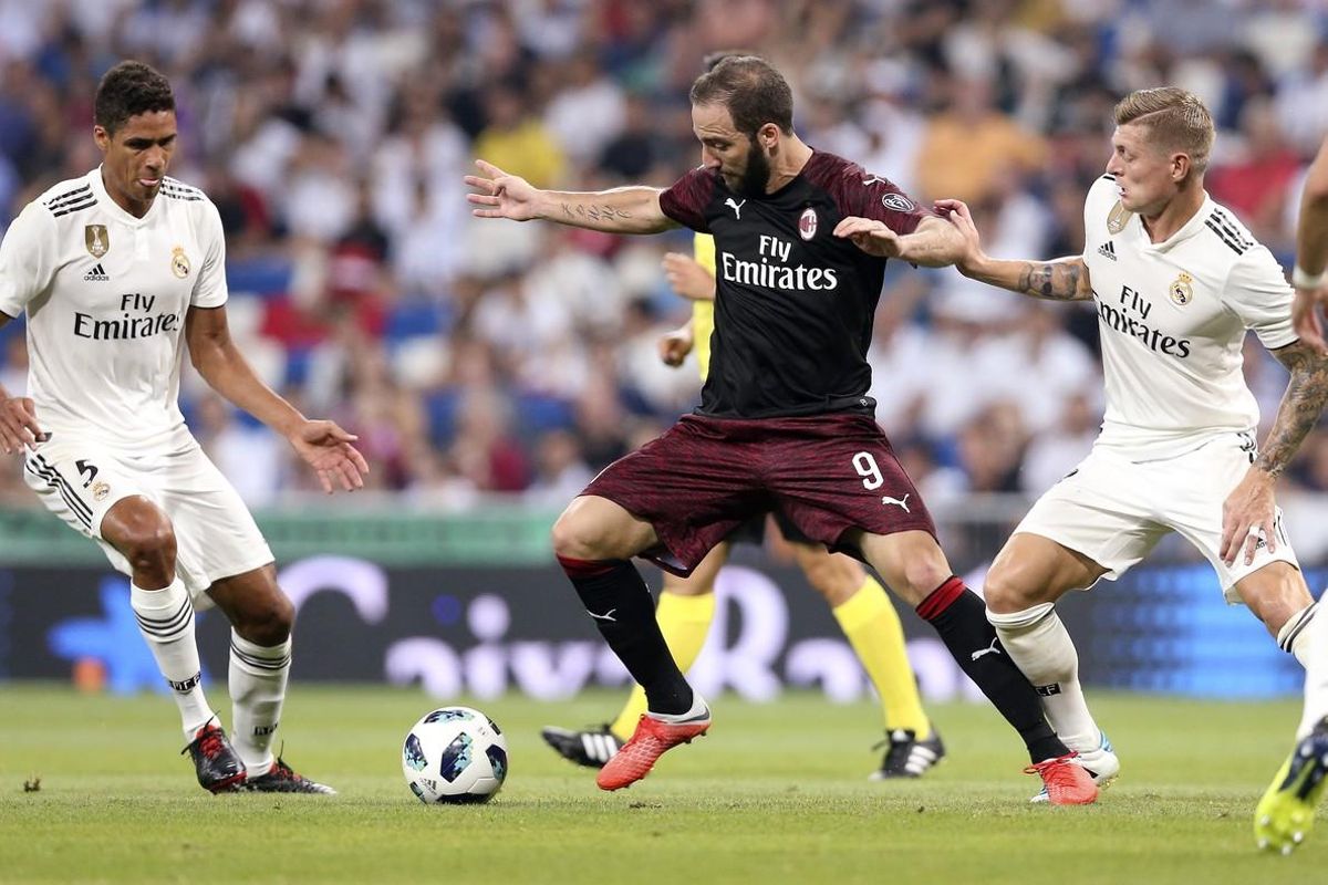 Higuaín (9), del Milán, controla un balón ante Kroos (d) y Varane. Higuaín (9), del Milán, controla un balón ante Kroos (d) y Varane.