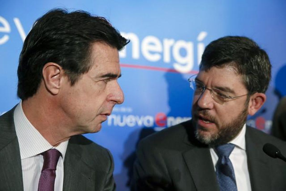 Alberto Nadal (a la derecha), junto al exministro de Industria José Manuel Soria (izquierda). Alberto Nadal (a la derecha), junto al exministro de Industria José Manuel Soria (izquierda).