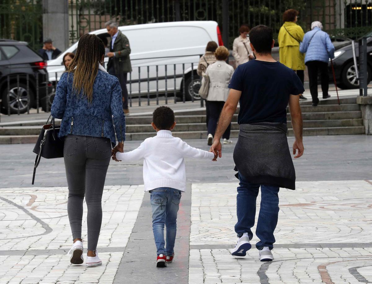 Imagen de archivo de una familia paseando por el centro de Oviedo. EFE/ J. L. Cereijido