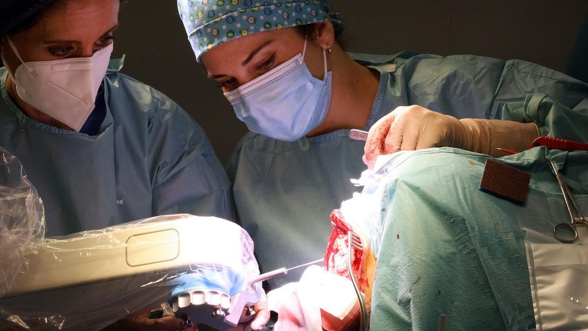Un momento de la cirugía pionera en Catalunya para tratar el dolor neuropático con estimulación cerebral profunda, en el Hospital del Mar.