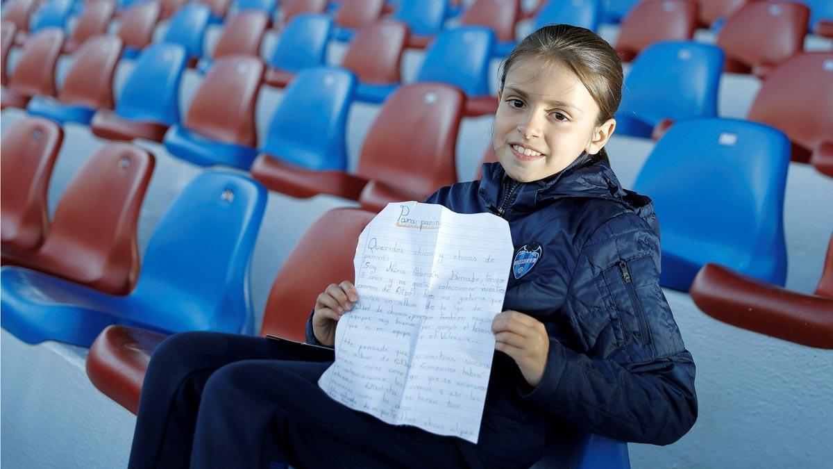 Una niña escribe a Panini para que haga un álbum de cromos de fútbol femenino.