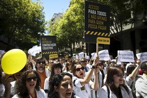 Manifestantes de la plataforma de Resistencia contra la destrucción del servicio nacional de salud portugués demostrando su solidaridad con la huelga de doctores frente al Ministerio de Salud luso en Lisboa, (Portugal),