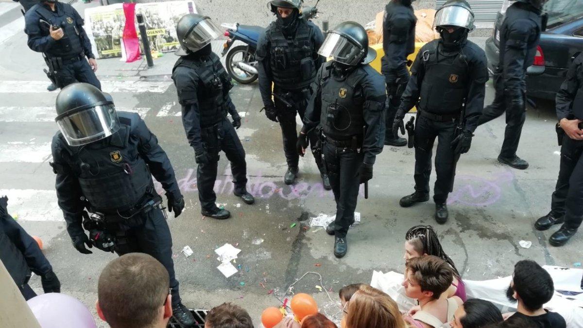 La policía frente a los concentrados en el desalojo de Sants. 