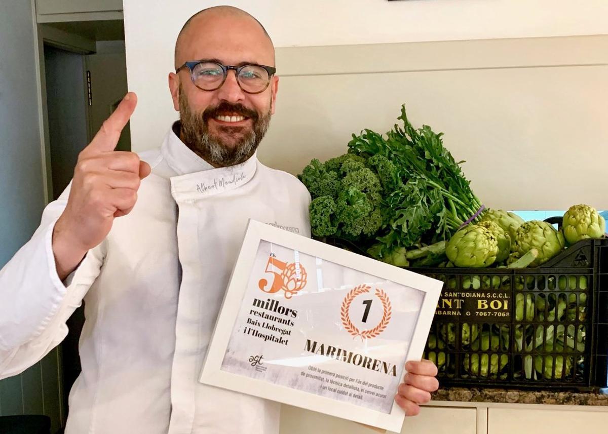 Albert Mendiola, chef de Marimorena, celebra la elección de su establecimiento como el mejor de la guía ’Els 50 millors restaurants del Baix Llobregat i L’Hospitalet’.