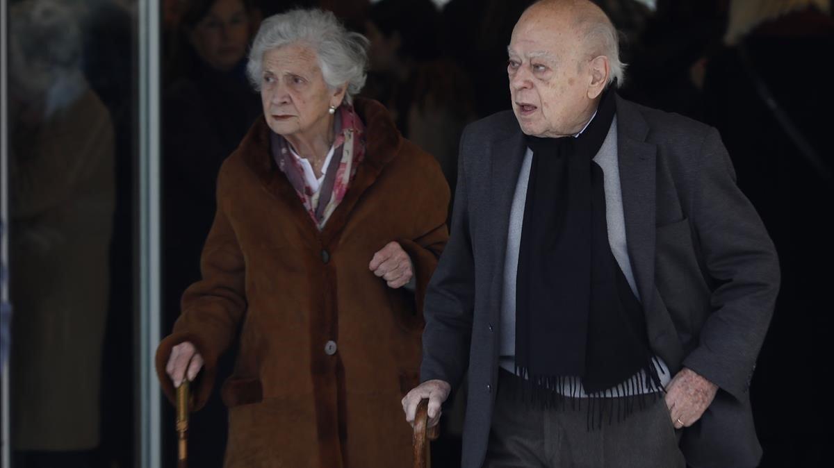 Marta Ferrusola y Jordi Pujol el pasado 12 de febrero, en el funeral de Diana Garrigosa, la esposa de Pasqual Maragall, en el tanatori de Sant Gervasi de Barcelona.