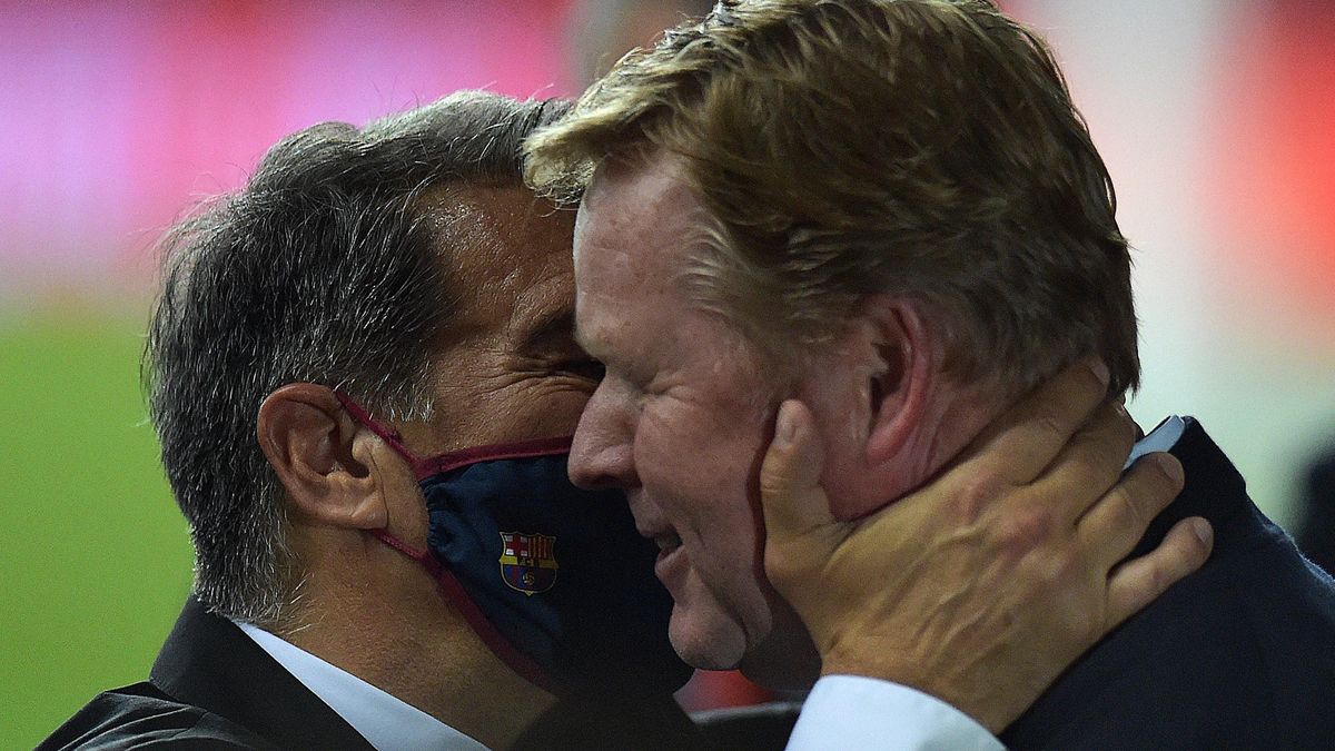 Laporta abraza a Koeman tras la conquista de la Copa del Rey en Sevilla. Laporta abraza a Koeman tras la conquista de la Copa del Rey en Sevilla.