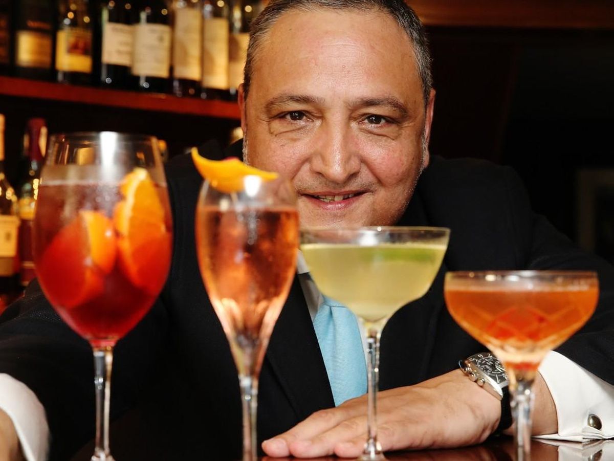 Josep Maria Gotarda, dueño de Ideal Cocktail Bar, con cuatro cócteles con cava: de izquierda a derecha, Sbagliato, Promise, French 75 y Classic cóctel de cava. Josep Maria Gotarda, dueño de Ideal Cocktail Bar, con cuatro cócteles con cava: de izquierda a derecha, Sbagliato, Promise, French 75 y Classic cóctel de cava.