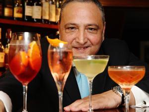 Josep Maria Gotarda, dueño de Ideal Cocktail Bar, con cuatro cócteles con cava: de izquierda a derecha, Sbagliato, Promise, French 75 y Classic cóctel de cava.