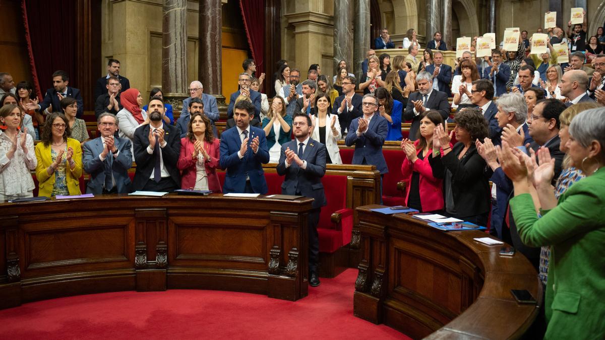 Los diputados del Parlament tras aprobar la ley del catalán para responder la sentencia del 25%