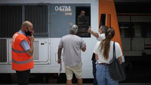 Pasajeros afectados por la huelga de trenes, en la estación de Sants de Barcelona. En la foto, un pasajero se queja a un maquinista de Renfe, durante la jornada de huelga, en la estación de Sants.