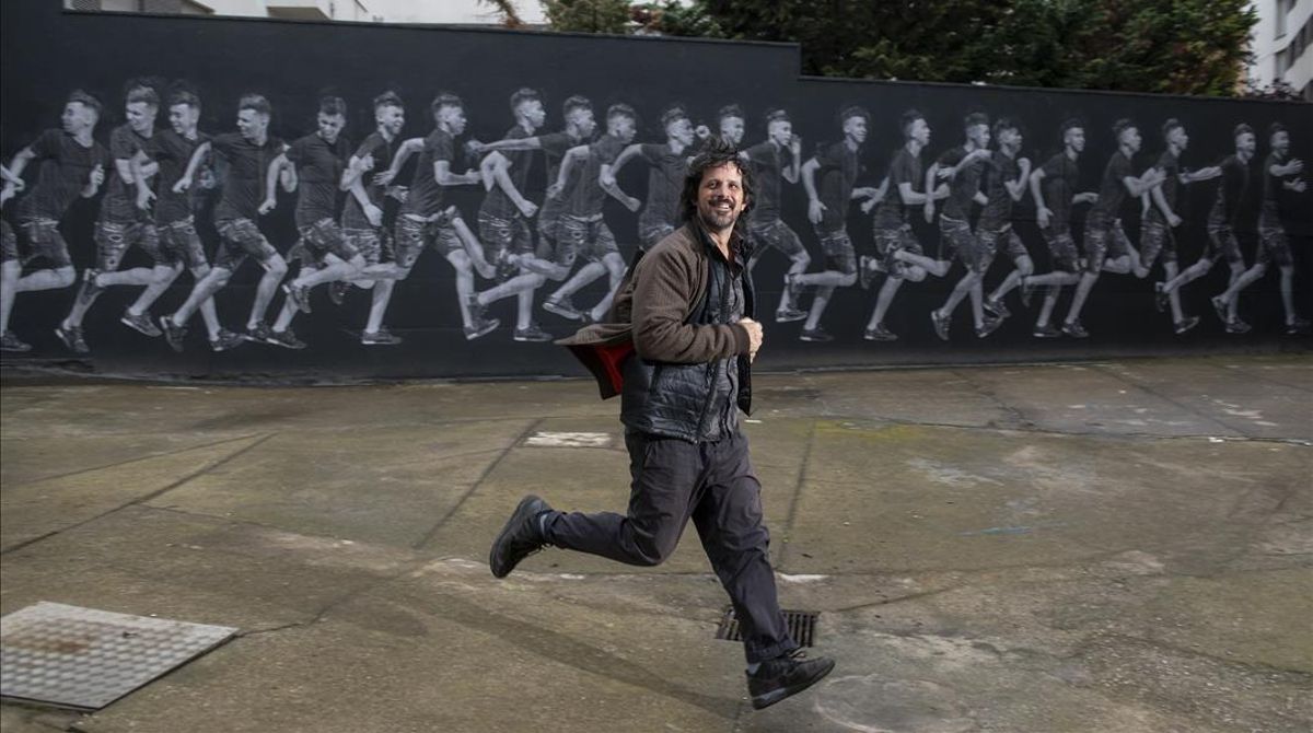 Teo Vázquez, muralista de gran formato, junto a su obra de 20 metros en el patio interior de la cooperativa de viviendas de Bac de Roda. Teo Vázquez, muralista de gran formato, junto a su obra de 20 metros en el patio interior de la cooperativa de viviendas de Bac de Roda.