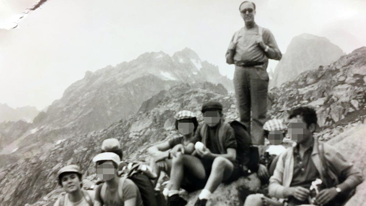 Foto de mosén Llagostera durante la excursión de 1972 al Pirineo de Lleida, Joan Maria Ramon, de monaguillo, abajo a la izquierda. 