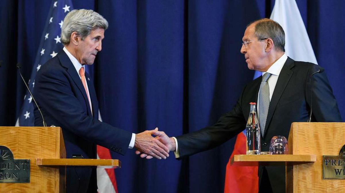 El secretario de Estado, John Kerry, le da la mano al ministro ruso de Exteriores, Serguei Lavrov. El secretario de Estado, John Kerry, le da la mano al ministro ruso de Exteriores, Serguei Lavrov.