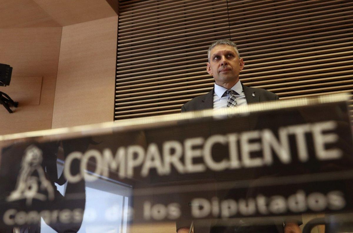 GRA052 MADRID 05 07 2017 - El ex inspector jefe de la Policia Jose Angel Fuentes Gago se prepara para su comparecencia en la comision parlamentaria que investiga la etapa de Jorge Fernandez Diaz al frente del Ministerio del Interior y la supuesta utilizacion de medios policiales para perseguir a independentistas catalanes hoy en el Congreso de los Diputados EFE Ballesteros GRA052 MADRID 05 07 2017 - El ex inspector jefe de la Policia Jose Angel Fuentes Gago se prepara para su comparecencia en la comision parlamentaria que investiga la etapa de Jorge Fernandez Diaz al frente del Ministerio del Interior y la supuesta utilizacion de medios policiales para perseguir a independentistas catalanes hoy en el Congreso de los Diputados EFE Ballesteros